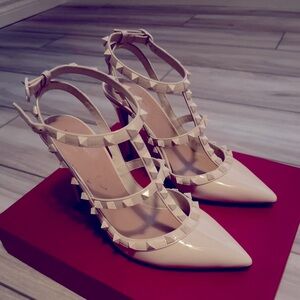 Authentic Valentino Garavani Studs patent leather pumps